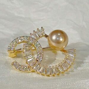 Fashion Jewelry Gold and Silver Brooch with Pearl Accent